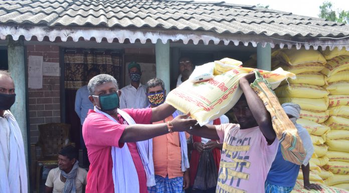 माधव नारायण नगरपालिका वाड नं ८ मा राहत वितरण ।