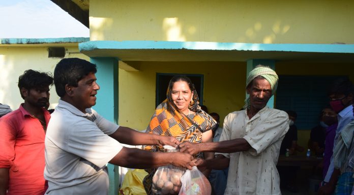 गढिमाई नगरपालिका द्धारा वडा नं ५ मा गरिब विपन्न परिवारलाई राहत वितरण ।