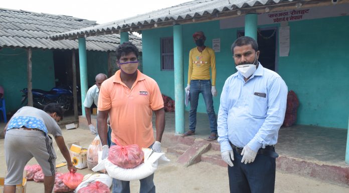 वडाअध्यक्ष अश्विनी राय यादवद्धारा गरिब बिपन्न परिवारलाई राहत वितरण ।