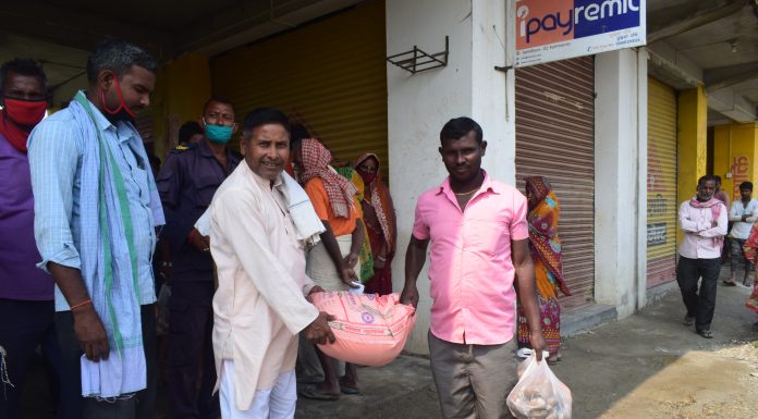 वडाअध्यक्ष पुनित सहनीद्धारा गरिब विपन्न परिवारलाई राहत वितरण ।