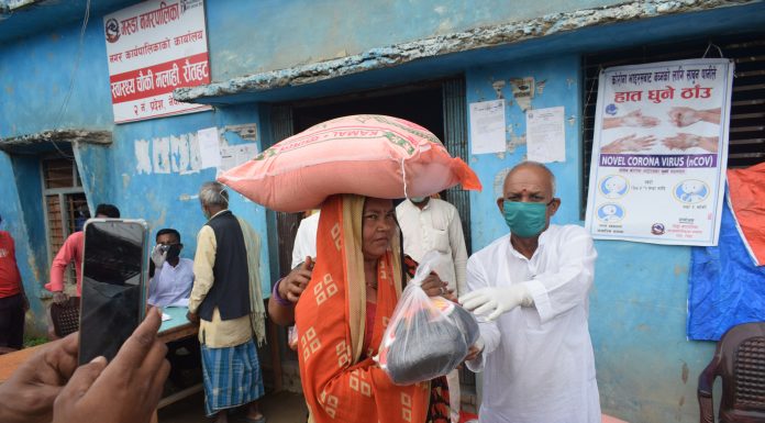 गरुडा नपा वडा नं ३ मा गरिब विपन्न परिवारलाई राहत वितरण ।