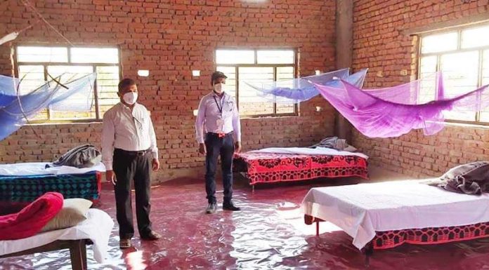 क्वारेन्टाइन अनुगमन ईशनाथ नगरपालिकाका नि.प्रमुख प्रशासकीय अधिकृृत गुप्ता ।