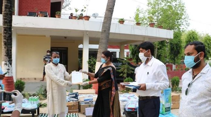 नेपाल भारत महिला मैत्री समाजद्वारा प्रदेश सरकारलाई दश लाखको स्वास्थ्य सामग्री हस्तान्तरण ।