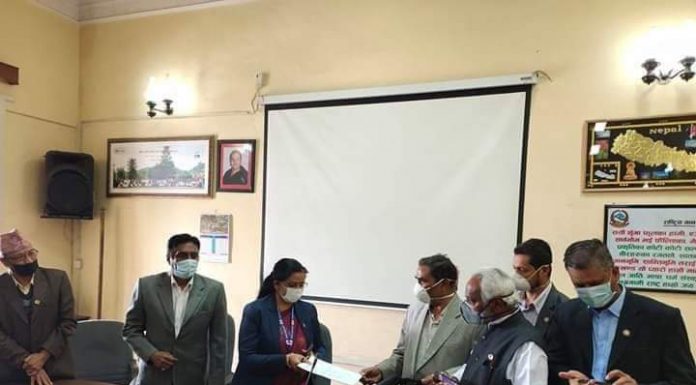 नयाँ दल दर्ताका लागि दस्तावेज सहित समाजवादी र राजपाका नेताहरुद्वारा निर्वाचन आयाेगमा निवेदन दर्ता ।