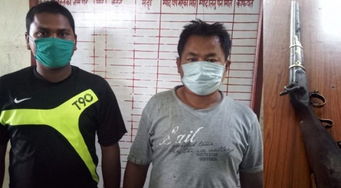 धनुषा मोटरासइकलमा भरुवा बन्दुक बोकेर हिड्दै गरेका दुई जना पक्राउ ।