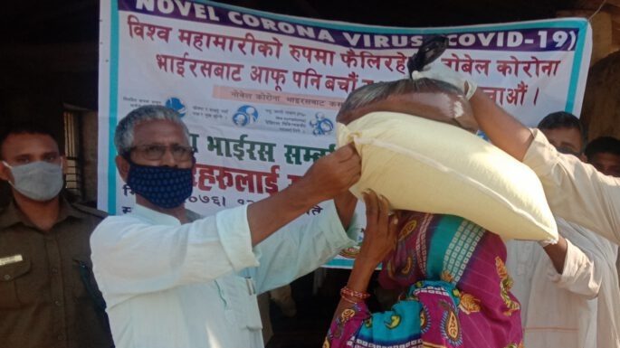 ईशनाथ नगरपालिका वडा नं ८ मा गरिब बिपन्न परिवारलाई राहत वितरण ।