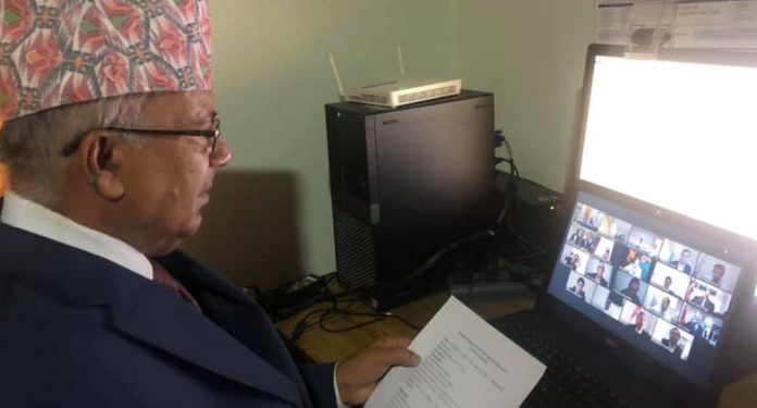 कोरोना संक्रमण नियन्त्रणका लागि चिनियाँ विज्ञसँग छलफल गर्दै माधव नेपाल ।