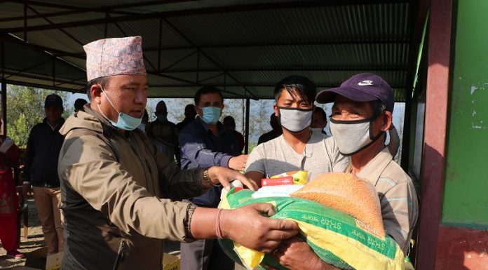 धनकुटाका नगरपाालिकाकाले विपन्न मजदुर राहत वितरण ।