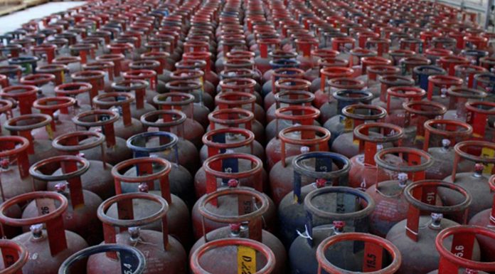 भरी सिलिण्डर ग्यास बिक्री हुँदै आज देखि ।