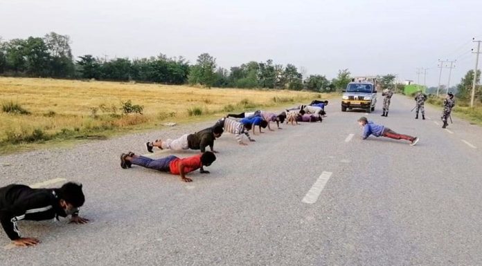 लकडाउनमा मर्निङ वाक गर्दा सडकमै पुसअप गराइयो ।