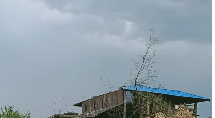 सर्लाहीमा हावाहुरीले दर्जनौ घरको छाना उडायो ।