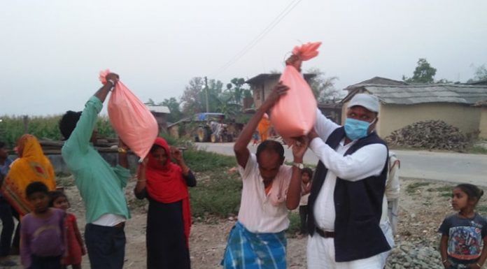 वृन्दाव नगरपालिकाका वडा नं १ दलित वस्तीबाट राहत वितरण कार्य सुरु ।