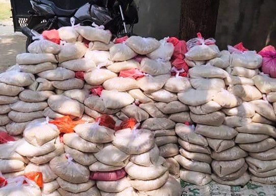 माधवनारायण नपा वडा नं २ मा गरिब विपन्न परिवारलाई राहत वितरण ।