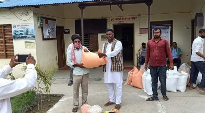 विष्णु गाउँपालिकामा गरिब बिपन्न परिवारलाई राहत वितरण ।