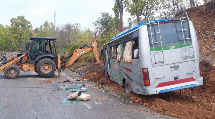 काठमाडौंबाट आउदै गरेका बस बर्दिबासमा दुर्घटना, दर्जनौं घाइते एकको मृत्यु ।