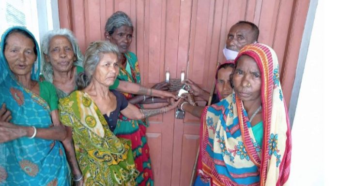 सप्तरीमा राहत वितरणमा अनियमितता गरेको भन्दै महिलाले लगाइन् ताला ।