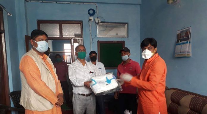 रौतहटमा राज्यमन्त्री यादवद्धारा मेडिकल सामाग्री वितरण ।