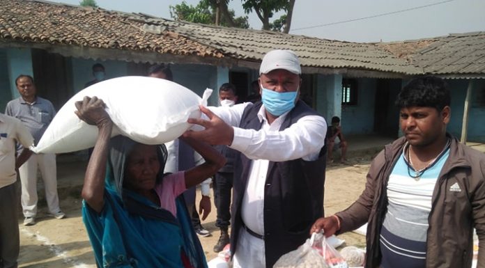 बृन्दावन नगरपालिका वडा नं २ मा गरिब विपन्न परिवारलाई राहत वितरण ।