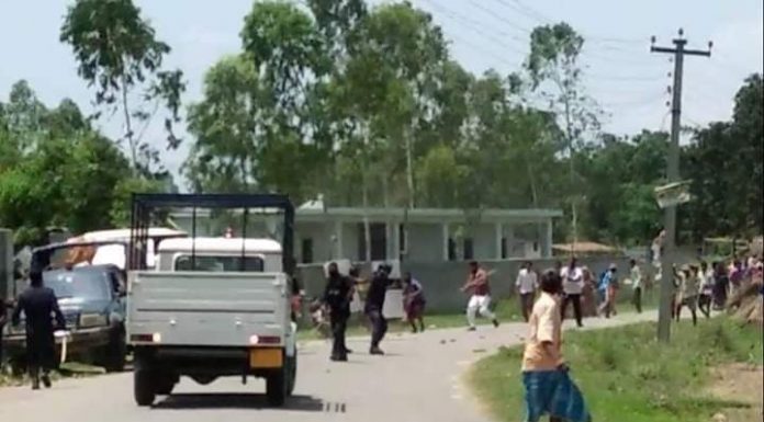 रौतहटमा क्वारेन्टिन निर्माण गर्ने विषयमा विवाद झडप नियन्त्रणमा लिन प्रहरीले १२ राउन्ड हवाई फायर ।