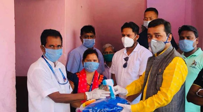 सांसद प्रदीप यादवद्वारा स्वास्थ्यकर्मी र सञ्चारकर्मीलाई स्वास्थ्य सामाग्री सहयोग ।