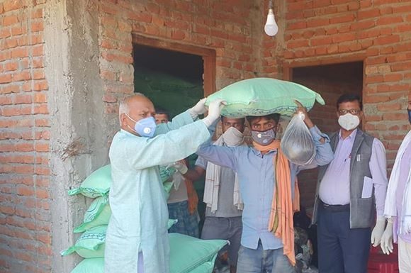 गरुडा नगरपालिका वडा नं ५ आज महम्मद्पुरटोलमा राहत वितरण ।