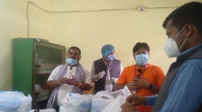 प्रदेश नं. २ का राज्यमन्त्री यादवको स्वास्थ्य सामाग्री पत्रकार महासङ्घ रौतहटलाई ।