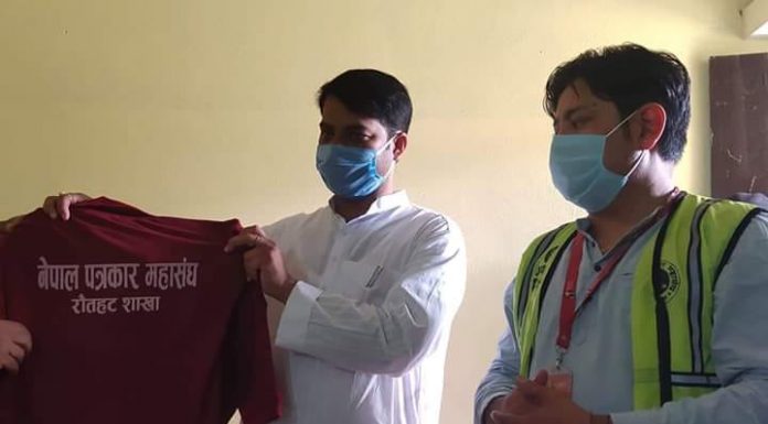 देवाही गोनाही नगरपालिका द्धारा ६० थान टिसर्ट नेपाल पत्रकार महासङ्घ रौतहटलाई सहयोग ।