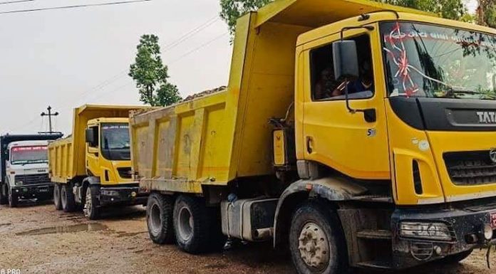 चन्द्रपुर र गुजराका खाेला लकडाउनमा पनि रातभरि दाेहन हुदै ।