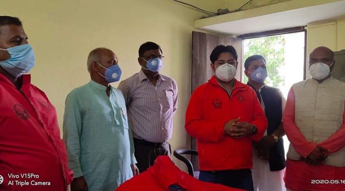 गरुडा नगरपािलकाद्धारा ७० थान पातलो ज्याकेट रौतहटका पत्रकारहरुलाई ।