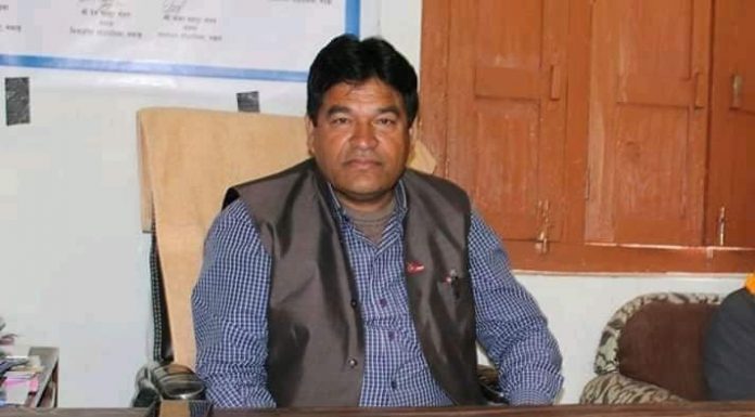 स्थानीय द्वारा मेयर माथी हातपात ।