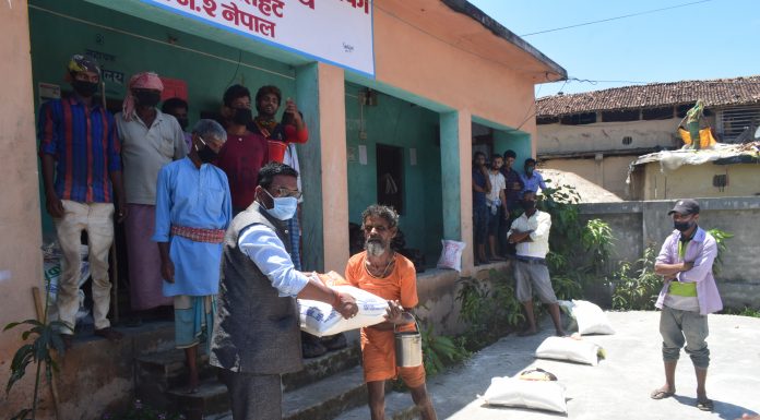 वडाअध्यक्ष राजकुमार यादबद्धारा गरिब परिवारलाई राहत वितरण ।