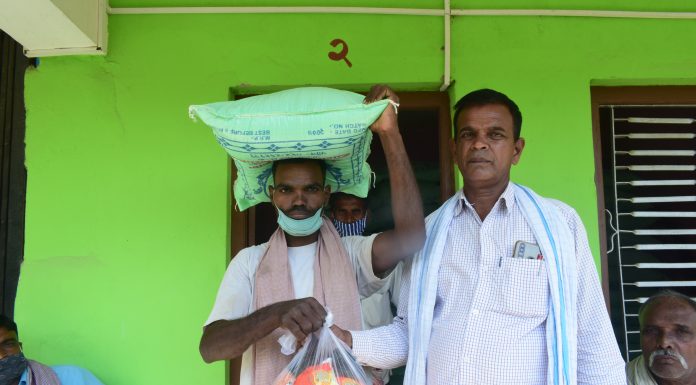 वडाअध्यक्ष राम ईश्वर राय यादबद्धारा गरिब विपन्न परिवारलाई राहत वितरण ।