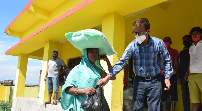 गरुडा नगरपालिका वडा नं ६ मा राहत वितरण ।