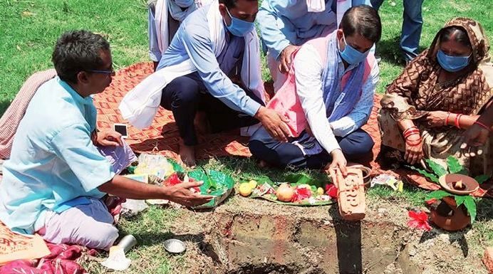 देवाहीगोनाही नगरपालिकामा बिधालय भवनको शिलान्यास ।