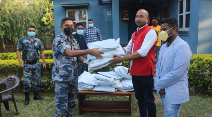 नेपाल प्रहरी तथा सशस्त्र प्रहरीलाई सांसद पाण्डेद्वारा ४० थान पीपीई सहयोग ।