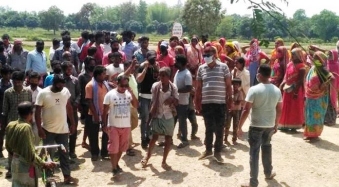 सिरहामा राहत वितरणमा पक्षपात गरेको भन्दै दुई समूहबीच झडप ।