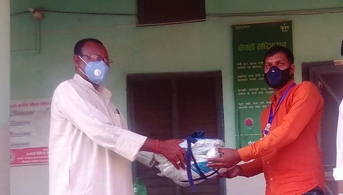 सभापति कृष्ण यादवको निजि सहयोगमा स्वास्थ समाग्री वितरण ।