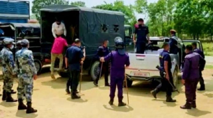 रौतहटमा दलित महिलालाई कुटपिटबाट बचाउन जाँदा प्रहरीमाथि आक्रमण, ४ जना पक्राउ ।