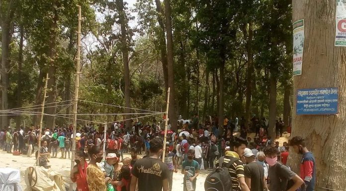 सुदुरका दुई प्रमुख नाकाबाट सोमबार करिब ५ हजार भित्रिए ।