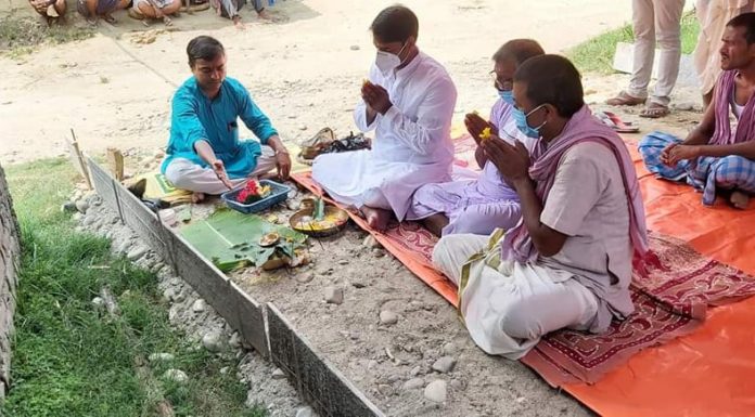 मेयर पटेलद्वारा सडक ढलानका कार्यको शिलान्यास ।