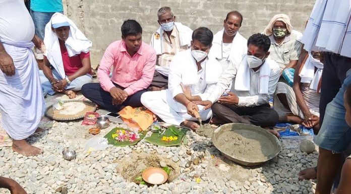 नगरप्रमुख पटेलद्वारा सडक ढलान कार्यको शिलान्यास ।