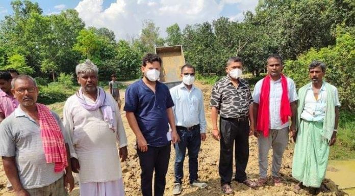 सडक मर्मतको ईशनाथ नपाको प्रमुख प्रशासकीय अधिकृत गुप्ताद्रारा अनुगमन ।