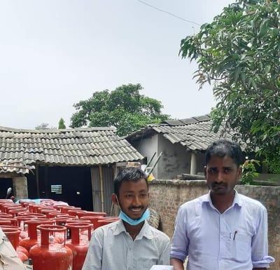 फतुवा बिजयपुर नपाको वडा न ८ मा आठ सय ग्यास चुल्हो बितरण ।