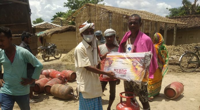 वडा अध्यक्ष दिपनारायण चौधरीद्धारा २ सय घर परिवारलाई ग्यस चुल्हो वितरण ।