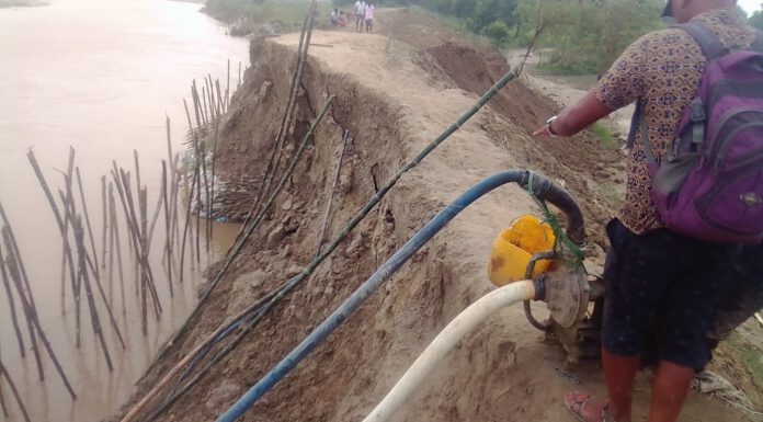 लालबकैया नदीले बांध कटान शुरू ।