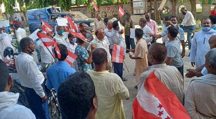 रौतहटमा नागरिकता विधेयकको विरोधमा नेपाली काँग्रेस र जसपाको छुट्टा छुटै गरे विरोध ।