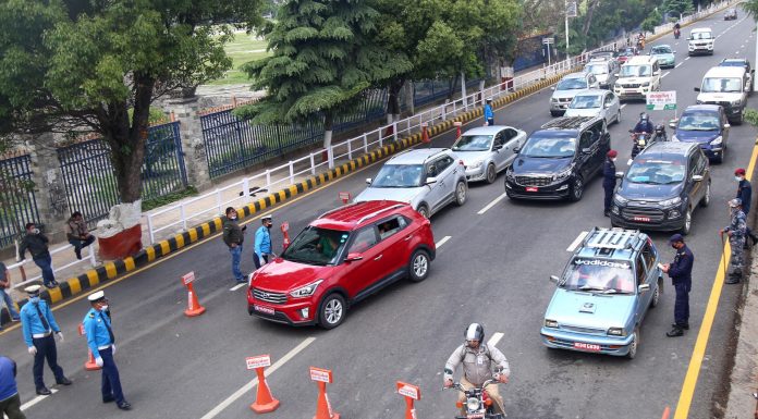 भाडा लिएर यात्रु बोक्ने निजी सवारीसाधन प्रहरीको नियन्त्रणमा ।