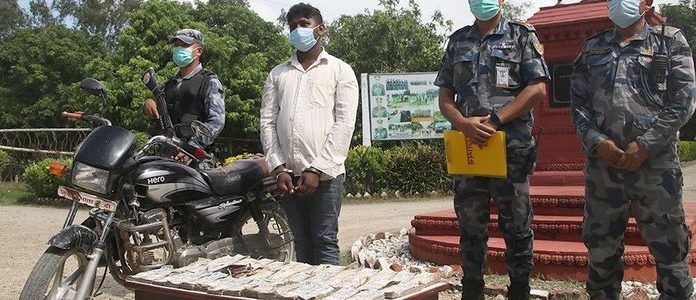 रौतहटबाट साढे २८ लाख रुपैयाँ सहित एक जना पक्राउ ।