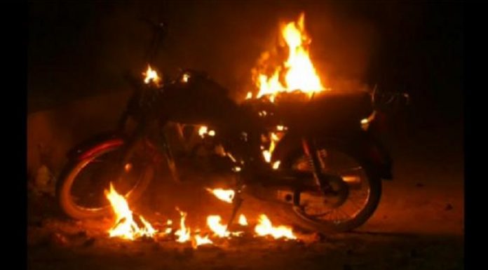 गुल्मीमा अज्ञात समूहले मोटरसाइकलमा आगजनी ।