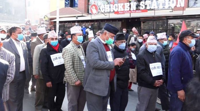 पार्टीको आधिकारिकता माग गर्दै प्रचण्ड–माधव समूह निर्वाचन आयोगमा ।
